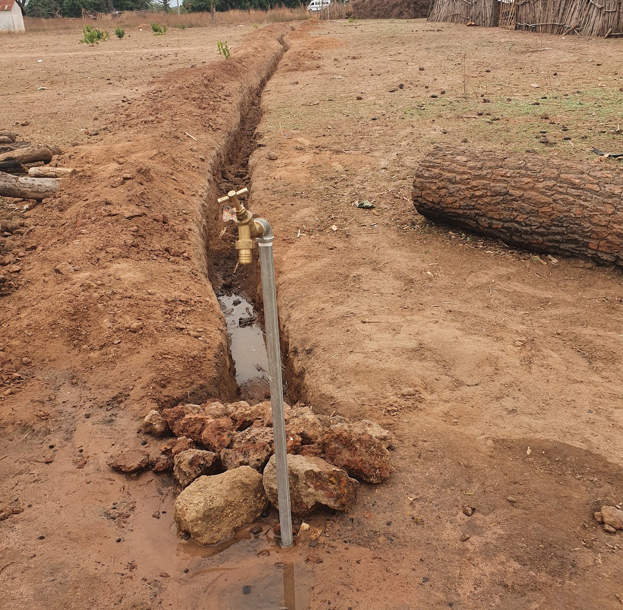 Aanleg waterleidingen en kranen door stichting amanaah te Gambia