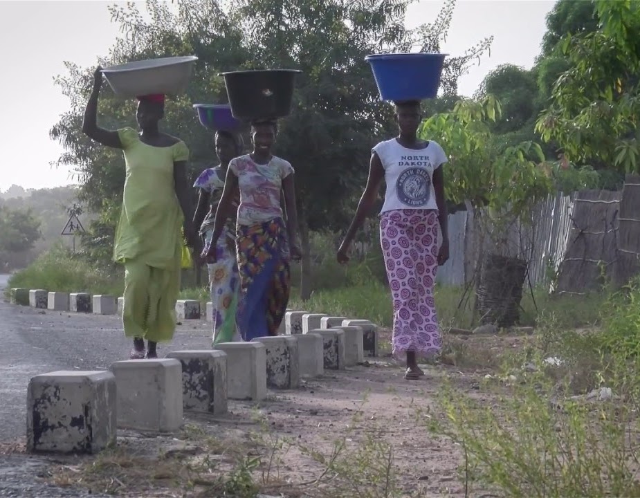 Vrouwen van Gambia waterputten en voedsel voorziening